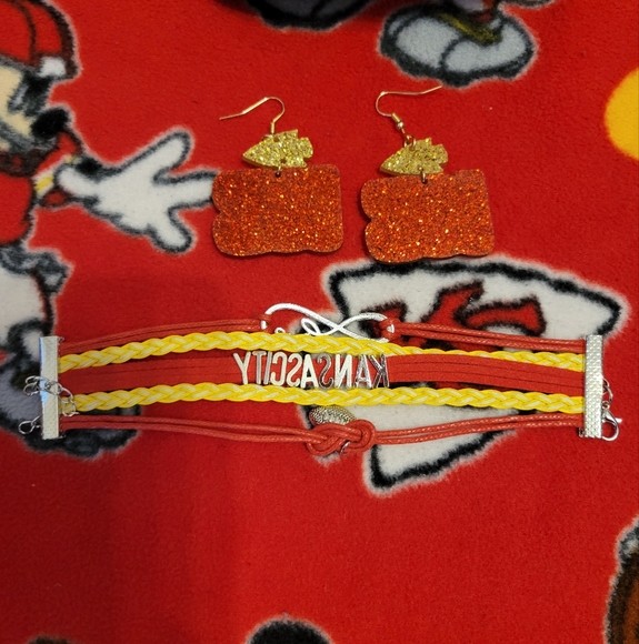 Taylor Swift x KC Chiefs Accessory Bundle - Picture 6 of 7